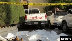 Barisan mayat dari anggota kelompok militan Al Shabab terbaring di luar Hotel Hayat Hotel di Mogadishu, Somalia, pada 21 Agustus 2022. (Foto: Reuters/Feisal Omar)