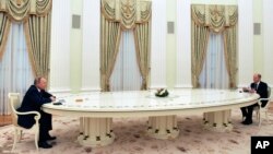 ARHIVA: Sastanak ruskog predsjednika Vladimira Putina i njemačkog kancelara Olafa Šolca u Moskvi, 15. februar 2022. (Foto: Mikhail Klimentyev, Sputnik, Kremlin Pool Photo via AP)