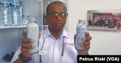 Dari botol plastik bekas, siap dijadikan botol plastik daur ulang. (Foto: VOA/Petrus Riski)