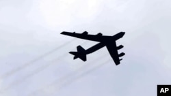 Američki bombarder B-52 Stratofortres nadleće Skoplje (Foto: AP Photo/Boris Grdanoski)