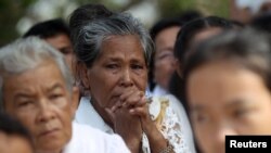 រូបឯកសារ៖ ស្ត្រីម្នាក់យំ ខណៈចូលរួមទិវាថ្ងៃចងចាំនៃអំពើប្រល័យពូជសាសន៍​ខ្មែរក្រហម នៅរាជធានីភ្នំពេញ កាលពីថ្ងៃទី២០ ខែឧសភា ឆ្នាំ២០១៨។