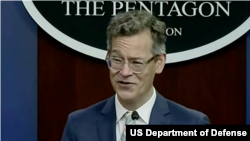 美国国防部主管国防政策的副部长科林·卡尔(Colin Kahl)2022年8月8日在五角大楼记者会上（美国国防部视频截图）