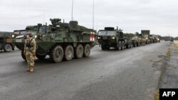 Ilustrasi - Berbagai kendaraan militer menunggu di Lapangan Udara Rose Barracks Komando Pelatihan Angkatan Darat ke-7, Vilseck, Jerman, 9 Februari 2022.(Gertrud Zach / US ARMY / AFP) 