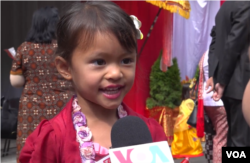 Ayra Malik, 4 tahun, puas dengan penampilannya bersama anak-anak diaspora lain di atas panggung (foto: VOA)
