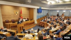 ARHIVA - Crnogorski premijer u tehničkom mandatu Dritan Abazović govori u Skupštini Crne Gore (Foto: VOA, Jovo Radulović)