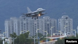 一架F-16V战机在台湾花莲空军基地降落。（2022年8月17日）