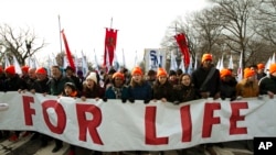 反堕胎人士游行走向美国最高法院。(2019年1月18日)