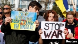 Peserta aksi demo yang menentang aksi agresi militer Rusia terhadap Ukraina berkumpul di Podgorica, Montenegro, pada 27 Februari 2022. (Foto: Reuters/Stevo Vasiljevic)