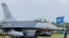 Seorang pasukan Angkatan Udara Taiwan berjalan melewati salah satu jet tempur F-16V yang baru di Pangkalan Udara Chiayi, Taiwan, pada 18 November 2021. (Foto: AP/Johnson Lai)