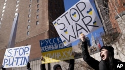 Protest protiv ruske invazije na Ukrajinu ispred sedišta Ujedinjenih nacija u Njujorku (Foto: (AP Photo/John Minchillo)