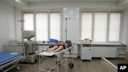 Jenazah gadis kecil yang tewas terkena tembakan pasukan Rusia di Mariupol, Ukraina, dibiarkan sejenak berada di ruang gawat darurat rumah sakit di kota tersebut pada 27 Februari 2022. (Foto: AP Evgeniy Maloletka)