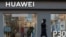 资料照：一名女子走过乌克兰首都基辅市中心的一家华为商店。（2019年11月11日, 路透社）