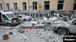 ទិដ្ឋភាព​នៃ​ការខូចខាត​ ដែល​ក្រុម​មន្ត្រី​រដ្ឋបាល​អ៊ុយក្រែន​អះអាង​ថា កើត​ឡើង​ដោយសារ​ការ​វាយប្រហារ​ដោយ​គ្រាប់​មីស៊ីល​មួយរបស់​រុស្ស៊ី នៅ​ចំ​កណ្ដាល​ទីក្រុង Kharkiv ប្រទេស​អ៊ុយក្រែន ថ្ងៃទី១ ខែមីនា ឆ្នាំ២០២២។ 