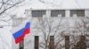 Bendera Rusia berkibar di depan Kantor Kedutaan Besar Rusia di Washington, AS, pada 24 Februari 2022. (Foto: AP/Patrick Semansky)