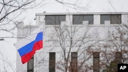Bendera Rusia berkibar di depan Kantor Kedutaan Besar Rusia di Washington, AS, pada 24 Februari 2022. (Foto: AP/Patrick Semansky)