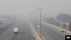 Kendaraan melaju di jalan raya saat kabut asap menyelimuti kawasan Lahore, Pakistan, Rabu, 11 November 2020. (Foto: AP)