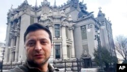 Presiden Ukraina Volodymyr Zelenskyy berbicara kepada warganya melalui telepon pintarnyanya di Ibu Kota Kyiv, Ukraina, 26 Februari 2022. (Foto: AP)