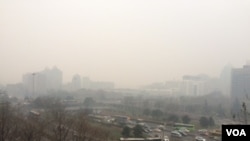 12月8日，北京再陷入重度雾霾（美国之音叶兵拍摄）