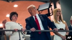 Donald i Ivanka Tramp u društvu Gejl Benson, vlasnice NFL tima Nju Orleans Sejnts (Foto: AP/George Walker IV)