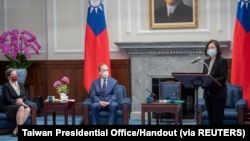 前美军参谋长联席会议主席穆伦(Mike Mullen，中)2022年3月2日在台湾总统府会见蔡英文。（台湾总统府照片）