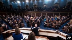 Shugaba Biden yana gabatara da jawabin halin da kasa ke ciki gaban gamayyar majalisar dokokin Amurka (Shawn Thew/AP)