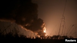 Foto menunjukkan depot minyak di dekat pangkalan militer Vasylkiv di Kyiv, Ukraina, terbakar setelah diserang oleh pasukan Rusia pada 27 Februari 2022. (Foto: Reuters/Maksim Levin)