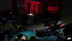 Ljudi u skloništu u Marijuplju, 27. februara 2022.