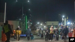 Pengungsi yang melarikan diri dari konflik di Ukraina tiba di perbatasan Medyka di Polandia, 27 Februari 2022. (Foto: AP)