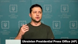 Presiden Ukraina Volodymyr Zelenskyy bebricara di Kyiv (27/2)