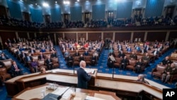 Presiden Joe Biden menyampaikan pidato kenegaraan pertamanya di Capitol, 1 Maret 2022, di Washington. (Foto: via AP)