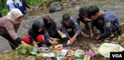 Brand Audit sambah plastik produk yang ada di sungai, bukti mikroplastik sudah mencemari air sungai (VOA/Petrus Riski)