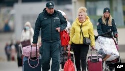 Sebagian pengungsi Ukraina menyeberangi perbatasan untuk mencari perlindungan di Polandia. 