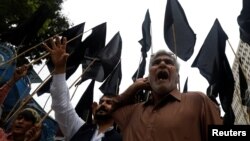 Demonstran melakukan aksi solidaritas untuk Kashmir dalam unjuk rasa di Karachi, Pakistan. 