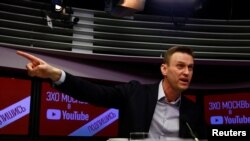 Kritikus Kremlin Alexei Navalny berbicara di stasiun radio Ekho Moskvy di Moskow, Rusia, pada 14 Maret 2018. (Foto: Reuters/Sergei Karpukhin)