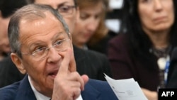 2024年12月5日，俄罗斯外交部长谢尔盖·拉夫罗夫在马耳他塔加利出席第31届欧洲安全与合作组织(OSCE)部长级峰会全体会议时做出手势。