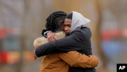 Wasu daliban Najeriya da suka yi nasarar tsallakawa Romania daga Ukraine suna yi wa juna sambarka (AP)