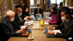 欧盟高级代表（左一）法国外长（左二）、德国外长（右二）、意大利外长（右一）等与其他七国集团其他外长举行电话会议。（2022年2月21日）