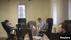 Para jurnalis yang bekerja untuk media independen Rusia Meduza tampak berada di kantor media tersebut di Riga, Latvia, pada 30 Maret 2015. (Foto: Reuters/Ints Kalnins)