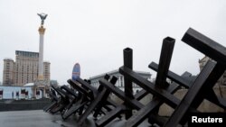 Warga dan pasukan Ukraina memasang barikade untuk menahan gerak maju pasukan Rusia memasuki ibu kota Kyiv, Kamis (3/3).