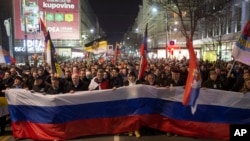 Ratusan pendukung kelompok sayap kanan Serbia demo untuk memberikan dukungan terhadap invasi Rusia ke Ukraina, di Beograd hari Jumat (4/3).