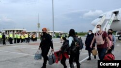 Beberapa WNI dari Ukraina tiba di Bandara Soekarno Hatta, Kamis, 3 Maret 2022. (Kementerian Luar Negeri Indonesia)
