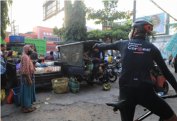 Gubenur Jawa Tengah Ganjar Pranowo terjun mengawasi pelaksanaan PPKM Darurat hari pertama di Semarang. (Foto: Courtesy/Humas Pemda Jateng)
