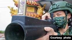 台湾新制14天教召第二天(3月6日)，受召的后备军人复习武器操作。(照片提供：台湾国防部)