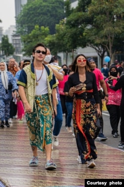 Sebagian peserta peragaan busana batik dengan cat walk sepanjang 600 meter pada perayaan Hari Batik Nasional tanggal 2 Oktober 2022 lalu (foto: courtesy).