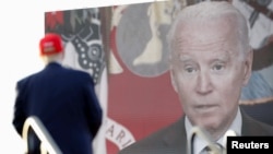 វីដេអូ​ដែល​បង្ហាញ​​លោក​ប្រធានាធិបតី Joe Biden ត្រូវ​បាន​បញ្ចាំង​ ខណៈ​​លោក​អតីត​ប្រធានាធិបតី​ Donald Trump ឡើង​ថ្លែង​នៅ​ឯ​យុទ្ធនាការ​ឃោសនា​បោះឆ្នោត​មួយ​​​នៅ​ទីក្រុង Miami រដ្ឋ Florida កាល​ពី​ថ្ងៃ​ទី​៦ ខែ​វិច្ឆិកា ឆ្នាំ​២០២២ ​នៅ​ពីរ​ថ្ងៃ​មុន​​ថ្ងៃ​បោះឆ្នោត​ពាក់​កណ្តាល​អាណត្តិ។