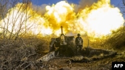 ទាហាន​អ៊ុយក្រែន​ម្នាក់​បាញ់​គ្រាប់​ផ្លោង​ដាក់​ទីតាំង​យោធា​រុស្ស៊ី​នៅ​ខាង​ក្រៅ​ក្រុង Bakhmut ប្រទេស​អ៊ុយក្រែន កាល​ពី​ថ្ងៃ​ទី​៨ ខែ​វិច្ឆិកា ឆ្នាំ​២០២២។