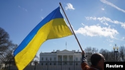 Фото: український прапор навпроти Білого дому, Reuters