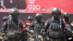 Polisi berbaris saat berlangsungnya parade keamanan dalam persiapan menjelang pertemuan G20 di Bali, Senin, 7 November 2022. (AP/Firdia Lisnawati)