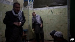 Sejumlah pria dari etnis Hazara berdoa di dalam sebuah Masjid Syiah di Kabul, Afghanistan, pada 5 November 2021. (Foto: AP/Bram Janssen)