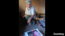 小花梅舅舅说这两张照片都不是小花梅。（取自赵兰健所摄视频）